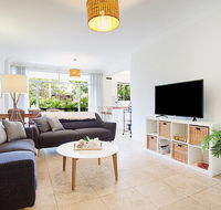 Light and airy garden apartment steps from surf - Accommodation Brisbane