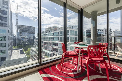 LIGHT, AIRY, SPACIOUS QUEENS ROAD APARTMENT - Accommodation Brisbane 1
