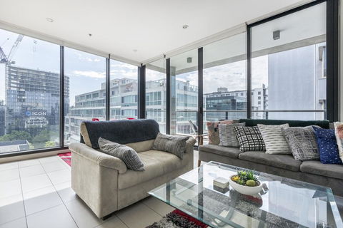 LIGHT, AIRY, SPACIOUS QUEENS ROAD APARTMENT - Accommodation Brisbane 0
