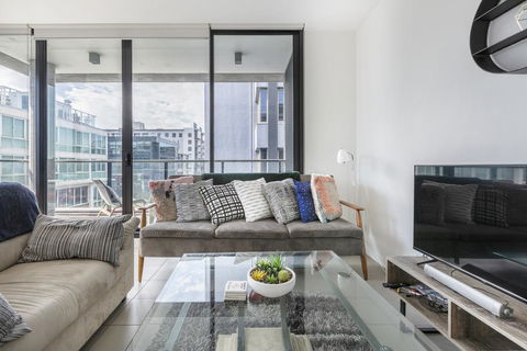 LIGHT, AIRY, SPACIOUS QUEENS ROAD APARTMENT - Accommodation Brisbane 2