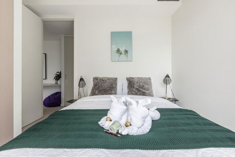LIGHT, AIRY, SPACIOUS QUEENS ROAD APARTMENT - Accommodation Brisbane 3