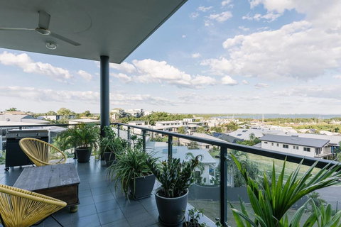 Luxury & Location - Sea Views With Modern Class ! - Accommodation Brisbane 3