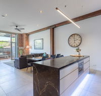Luxury 3 brm 2 bath Woolstore apt with Courtyard - Accommodation Brisbane