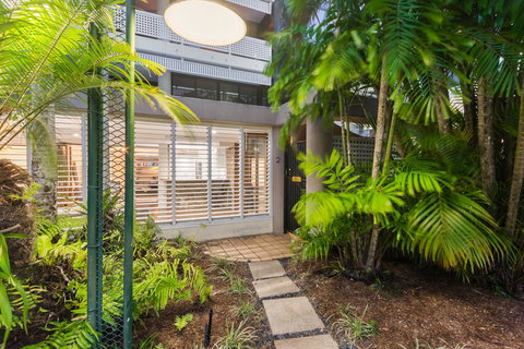 Luxury Pool Side Apartment In Beachfront Resort - Accommodation Brisbane 2