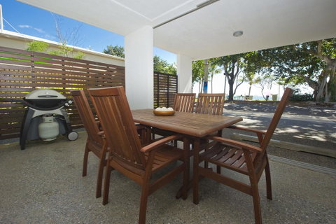 Maggies Beachfront Apt. 1 - Accommodation Brisbane 2