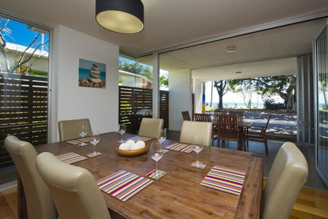 Maggies Beachfront Apt. 1 - Accommodation Brisbane 3