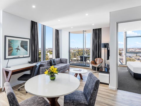 Meriton Suites Mascot Central - Accommodation Brisbane 0