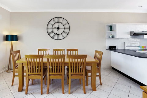 Messines Street, Sandy Shores, Townhouse 1, 3 - Accommodation Brisbane 3