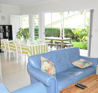 MODERN 3 BEDROOM APARTMENT IN TRADITIONAL QUEENSLANDER  PATIO LEAFY YARD POOL - Accommodation Brisbane