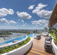 Modern Apartment in South Brisbane Infinity Pool
