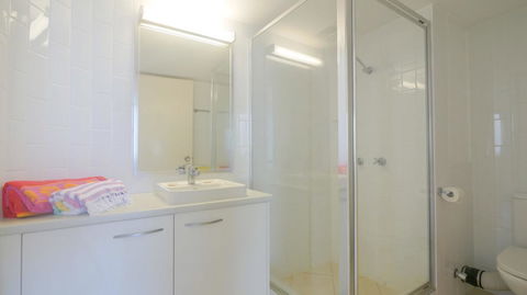Monterey Lodge Unit 16, 27 Warne Terrace. Kings Beach - Accommodation Brisbane 3
