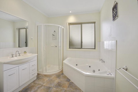 NELSON COVE 2 - Townhouse A Short Walk To Town - Accommodation Brisbane 3