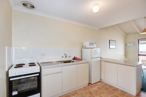 West Beach Lagoon 114 â€“ Ocean Views - Accommodation Brisbane 5