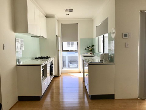 Gerring Court With Free 1 Car Bay Parking - Accommodation Brisbane 10