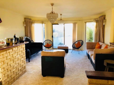 LA ANCHOR ON THE CANALS (MANDURAH) - Accommodation Brisbane 1