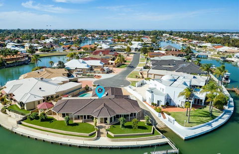 LA ANCHOR ON THE CANALS (MANDURAH) - Accommodation Brisbane 0