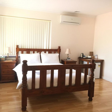 The Royal Dolphin Bed & Breakfast Safety Bay - Accommodation Brisbane 4