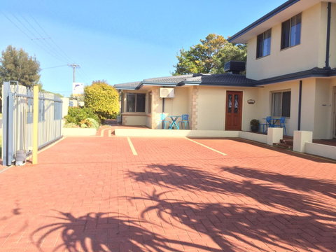 The Royal Dolphin Bed & Breakfast Safety Bay - Accommodation Brisbane 7