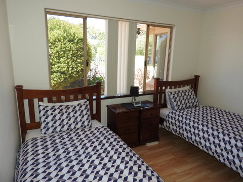 The Royal Dolphin Bed & Breakfast Safety Bay - Accommodation Brisbane 16