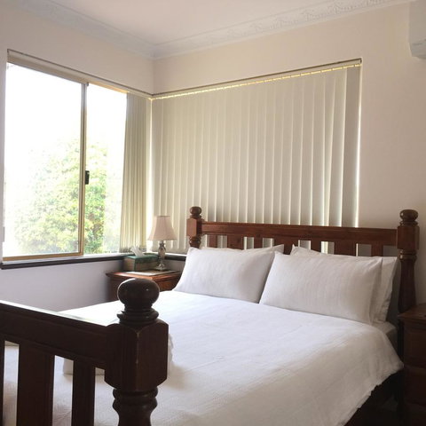 The Royal Dolphin Bed & Breakfast Safety Bay - Accommodation Brisbane 3