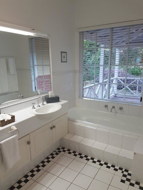 Two Sisters Chalets - Accommodation Brisbane 2