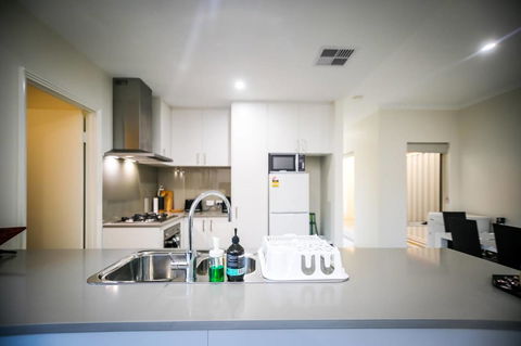 VIP Stays - Villa De Burswood Luxury 3BR Suite W/ King Bed FREE WIFI - Accommodation Brisbane 26
