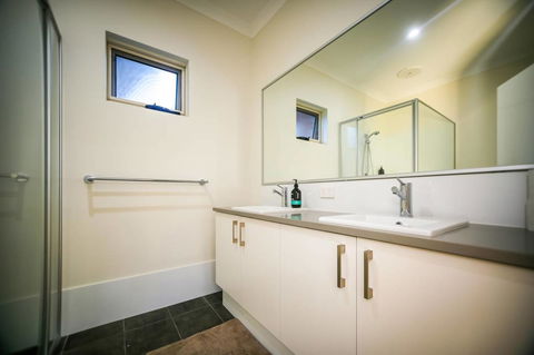 VIP Stays - Villa De Burswood Luxury 3BR Suite W/ King Bed FREE WIFI - Accommodation Brisbane 3