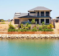 27 Corella Court - Exquisite Marina Home With a Pool and Wi-Fi - Accommodation Brisbane