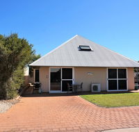 Osprey Holiday Village Unit 103/1 Bed - Perfect short stay apartment with King size bed - Accommodation Brisbane