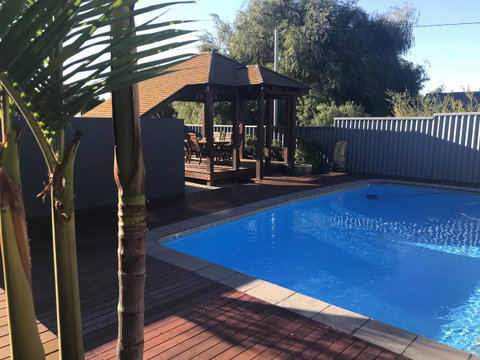 Waikiki Beach Bed And Breakfast - Accommodation Brisbane 1