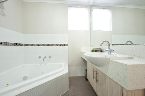 Mandalay Holiday Resort And Tourist Park - Accommodation Brisbane 43