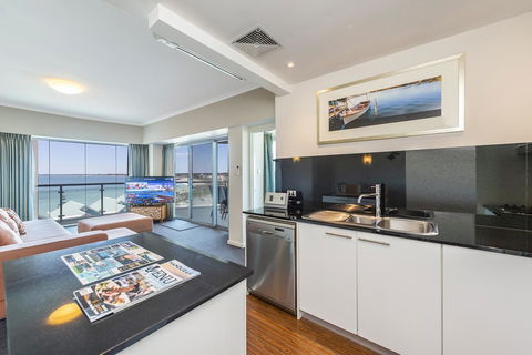 A 406 FANTASTIC OCEAN BEACH And MARINA VIEW APT - MANDURAH - Accommodation Brisbane 18