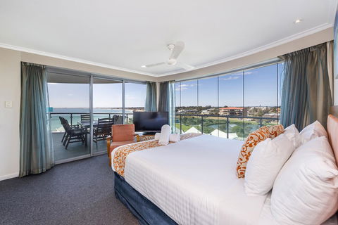 A 406 FANTASTIC OCEAN BEACH And MARINA VIEW APT - MANDURAH - Accommodation Brisbane 13