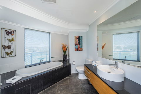 A 406 FANTASTIC OCEAN BEACH And MARINA VIEW APT - MANDURAH - Accommodation Brisbane 14
