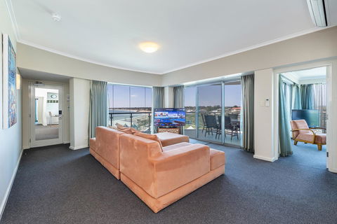 A 406 FANTASTIC OCEAN BEACH And MARINA VIEW APT - MANDURAH - Accommodation Brisbane 0
