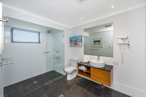A 406 FANTASTIC OCEAN BEACH And MARINA VIEW APT - MANDURAH - Accommodation Brisbane 16