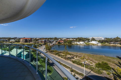 A 406 FANTASTIC OCEAN BEACH And MARINA VIEW APT - MANDURAH - Accommodation Brisbane 11