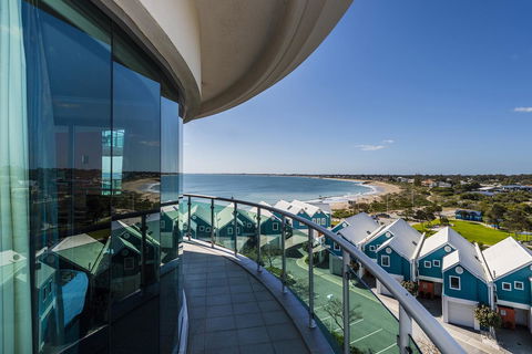 A 406 FANTASTIC OCEAN BEACH And MARINA VIEW APT - MANDURAH - Accommodation Brisbane 9