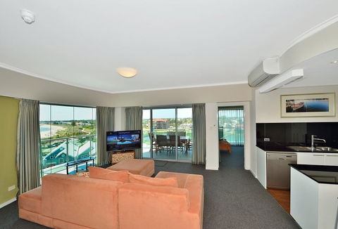 A 406 FANTASTIC OCEAN BEACH And MARINA VIEW APT - MANDURAH - Accommodation Brisbane 10