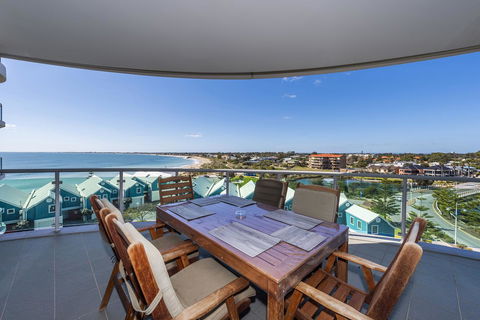 A 406 FANTASTIC OCEAN BEACH And MARINA VIEW APT - MANDURAH - Accommodation Brisbane 4