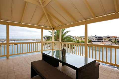 The Marina Hotel - Mindarie - Accommodation Brisbane 7