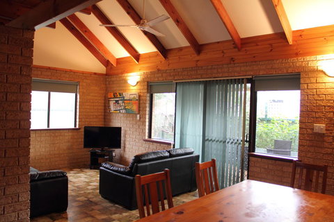 Kestrel Chalets - Accommodation Brisbane 8