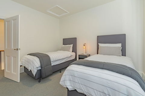 4 Bedroom House - Hobart CBD - Free Parking - Free WIFI - Accommodation Brisbane 13