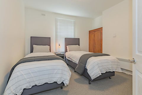 4 Bedroom House - Hobart CBD - Free Parking - Free WIFI - Accommodation Brisbane 3