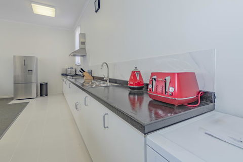 4 Bedroom House - Hobart CBD - Free Parking - Free WIFI - Accommodation Brisbane 2