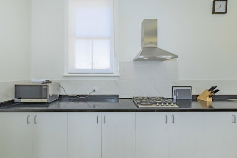 4 Bedroom House - Hobart CBD - Free Parking - Free WIFI - Accommodation Brisbane 8