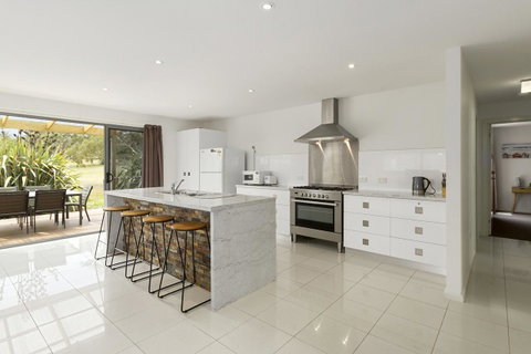170 Hazards View Drive - Unit 2 - Accommodation Brisbane 2