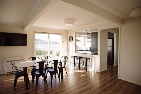 The Holiday Home People - Accommodation Brisbane 7