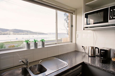 The Holiday Home People - Accommodation Brisbane 4