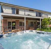 Ocean Breeze Retreat - with spa and space - Accommodation Brisbane